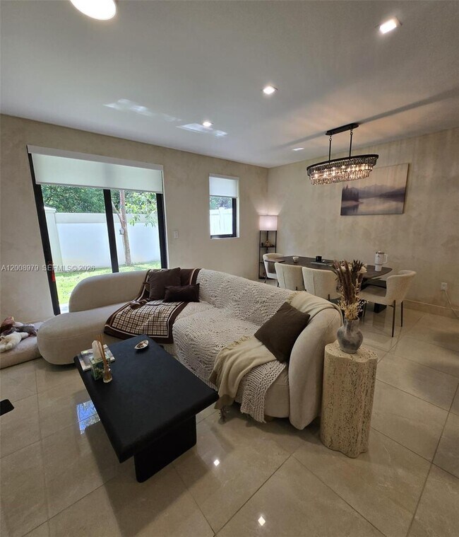 Building Photo - 5503 W Oak Wy