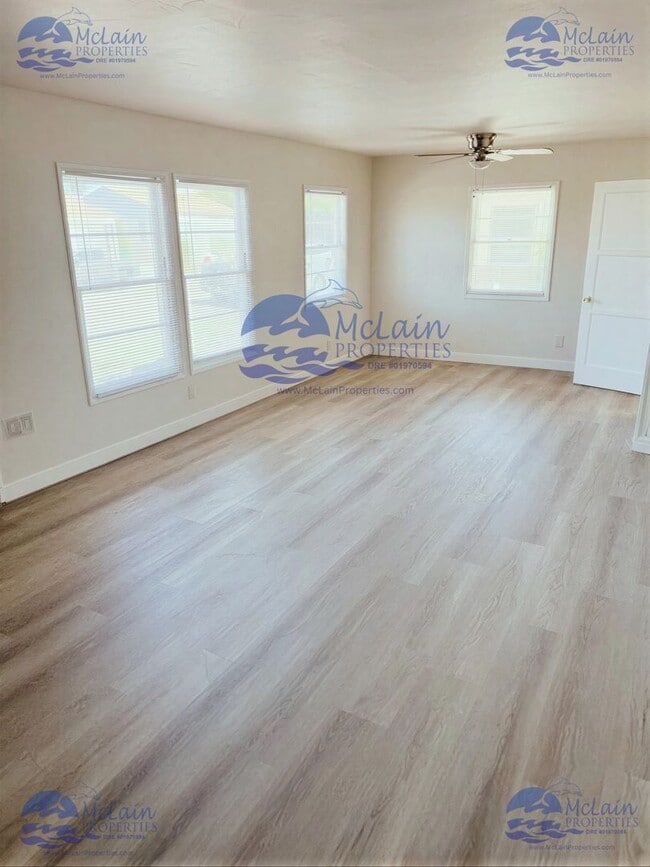 Building Photo - Single Story 3 BD/1BA Home with 2 Car Garage!