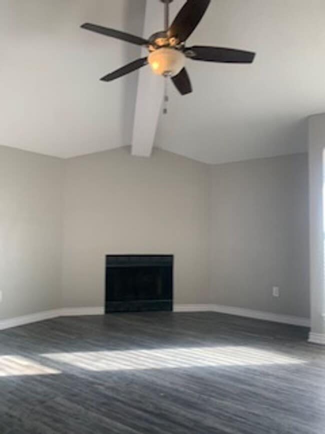 Building Photo - Cute 3/2 Duplex