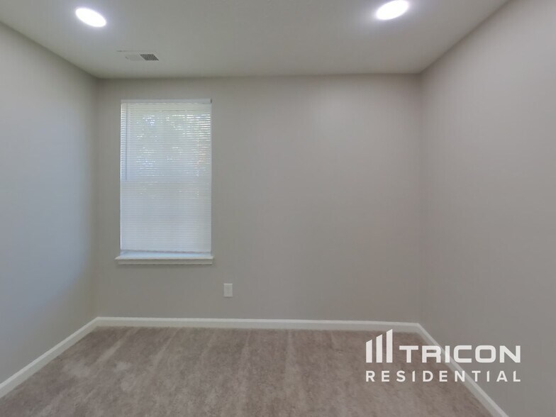 Building Photo - 16736 Yeoman Way