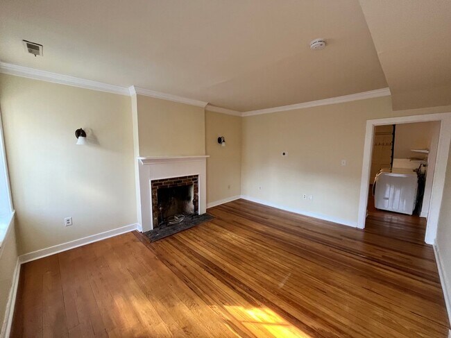 Building Photo - 610 Caroline St