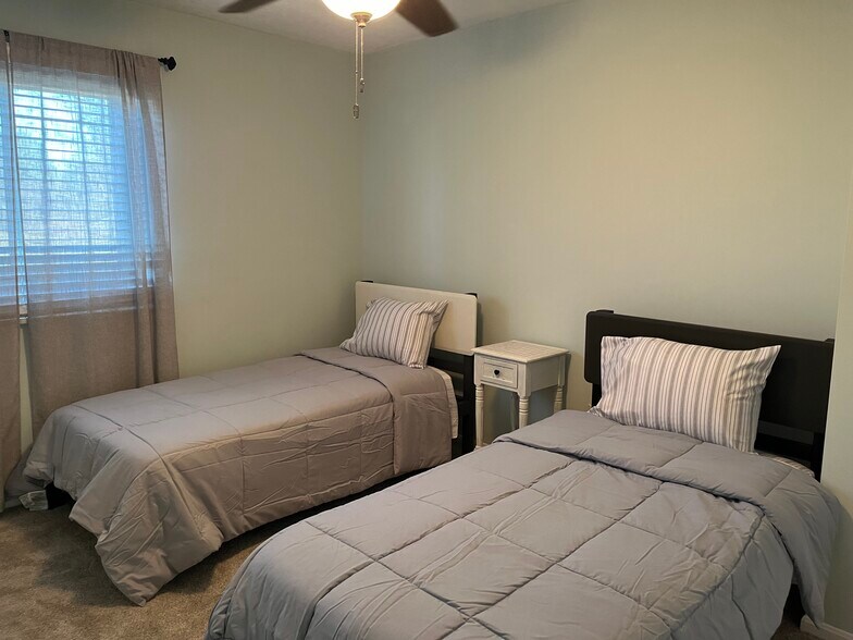 Building Photo - 204 Sherwood Green Ct