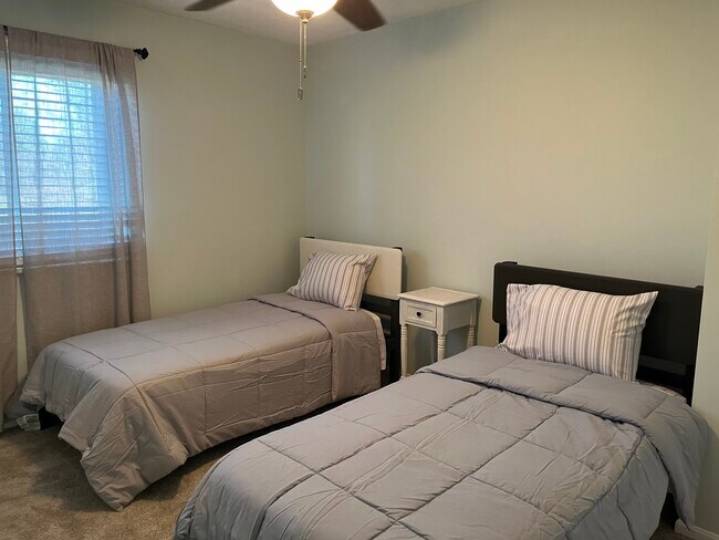 Building Photo - 204 Sherwood Green Ct