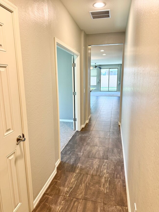 Building Photo - Beautiful 4 Bedroom Single Level Home Loca...