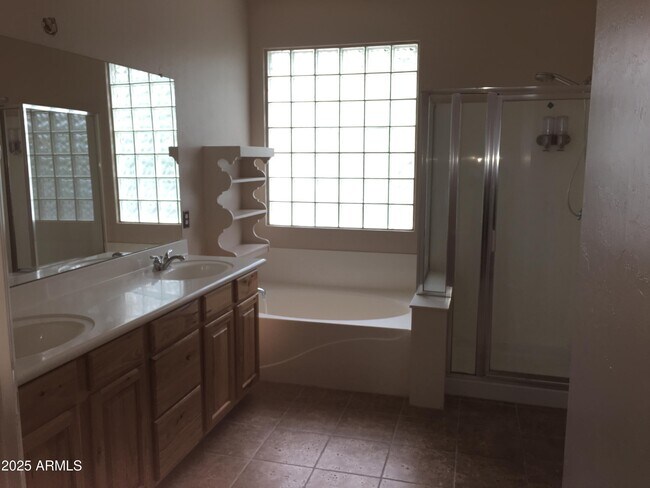 Building Photo - 164 W Goldfinch Way