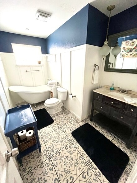 Guest bathroom - 1247 W Devonshire St