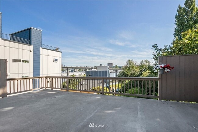 Building Photo - Spacious Montlake Rental with Stunning Vie...