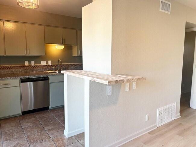 Building Photo - 620 S 1st St