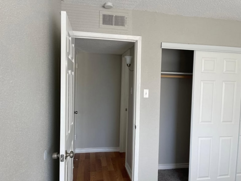 Building Photo - 5625 Antoine Dr