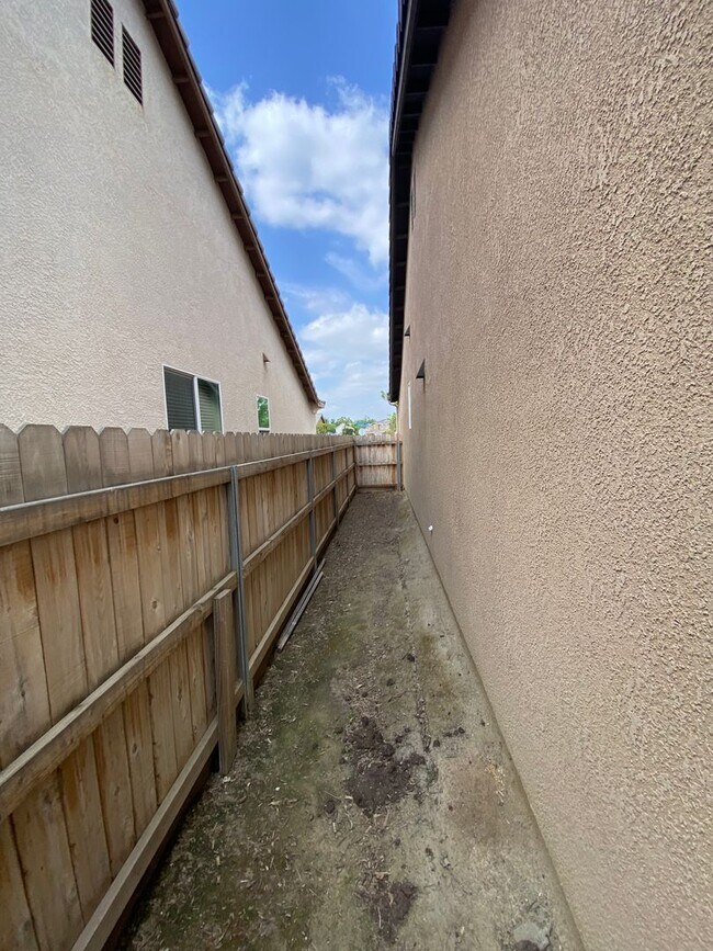 Building Photo - Tulare home coming soon!