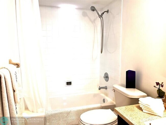 Building Photo - 112 Lake Emerald Dr