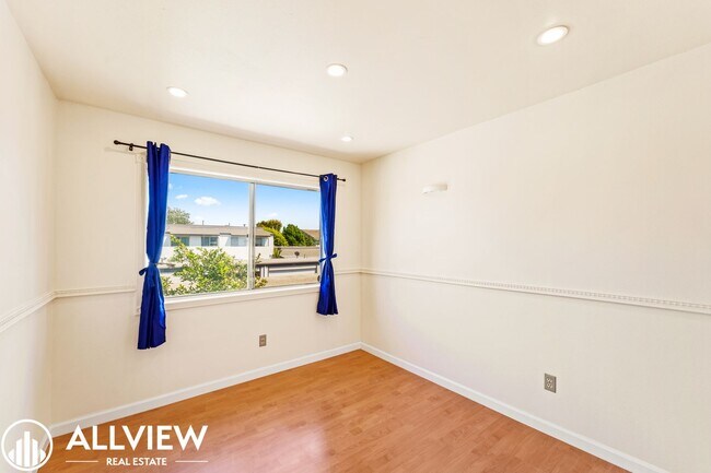 Building Photo - Charming 3-Bedroom, 1.5-Bath Townhouse in ...