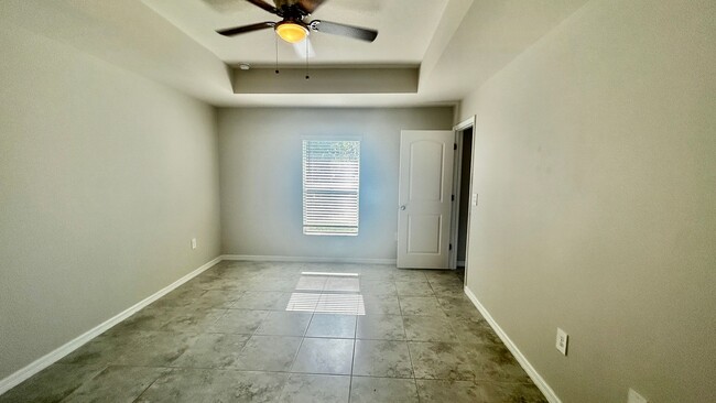 Building Photo - 4-bedroom 2-bath single-family - Cape Coral