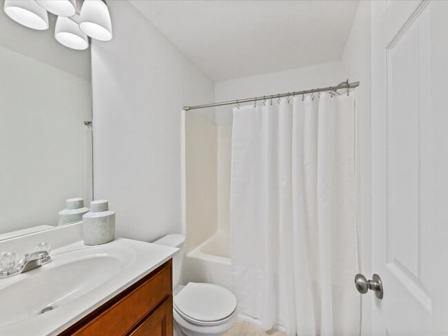 Building Photo - Spacious Townhome!