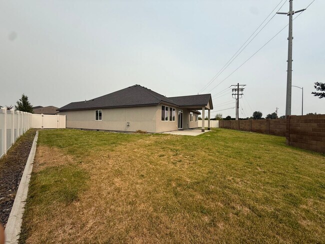 Building Photo - Beautiful Three Bedroom in Pasco Near Chiawana High School