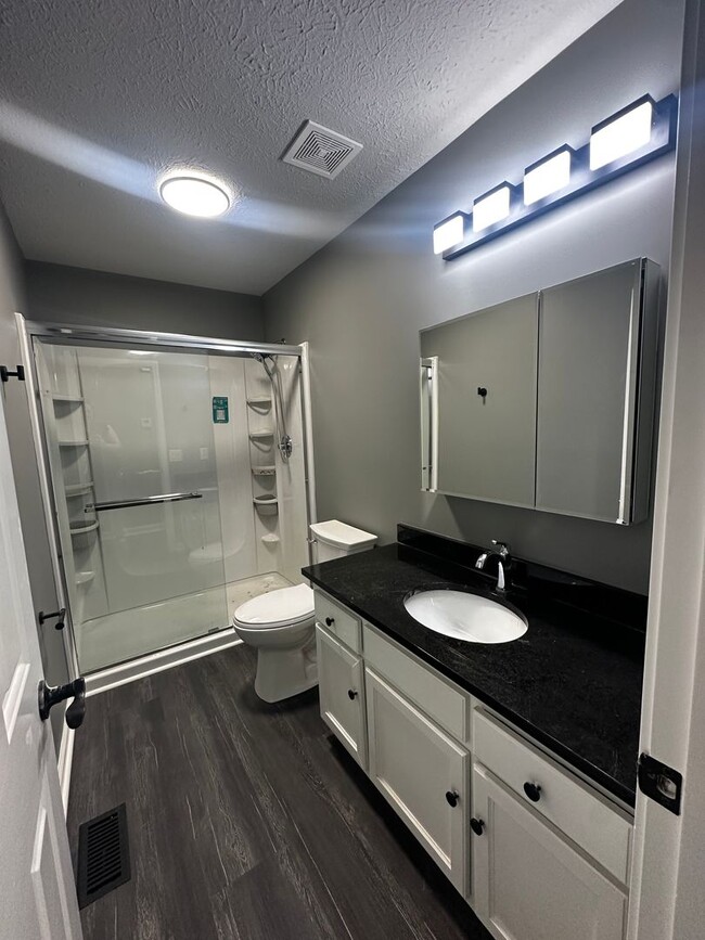 Building Photo - Fully Renovated in White House