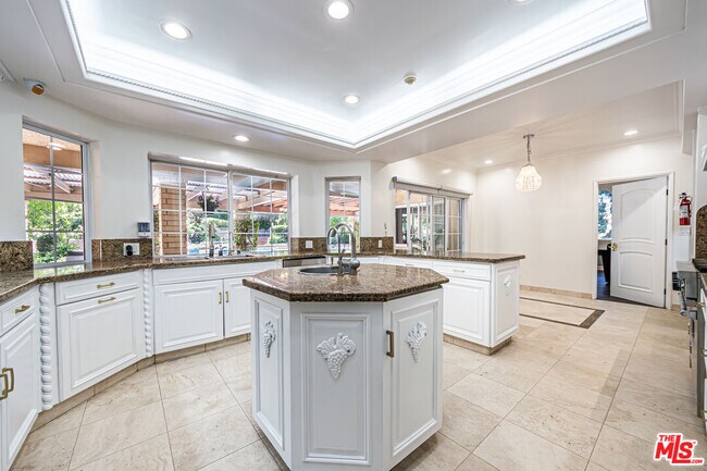 Building Photo - 18022 Lake Encino Dr