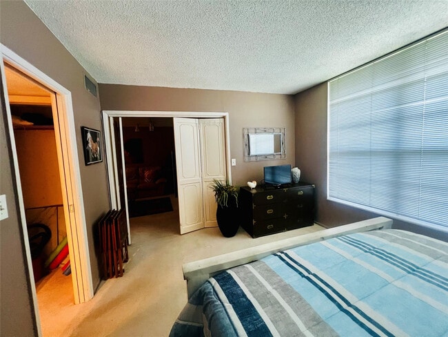 Building Photo - 605 Oaks Dr