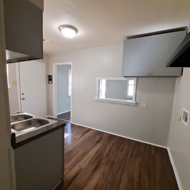 Building Photo - First Month Rent Free!! Welcome to 2655 Whitman!