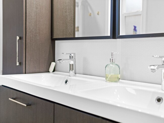 Building Photo - Bright & Comfortable 3 Bedroom Home (Furnished)