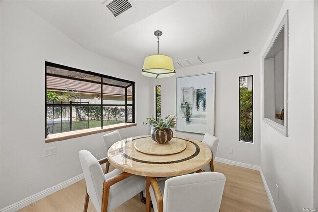 Building Photo - 673 S Mentor Ave