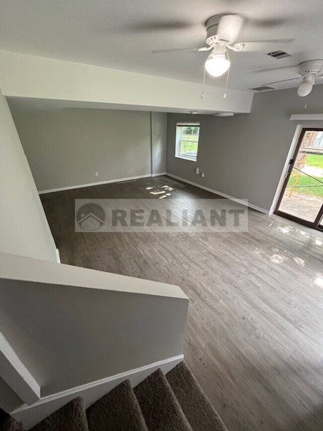 Building Photo - 487 Whispering Hills Dr