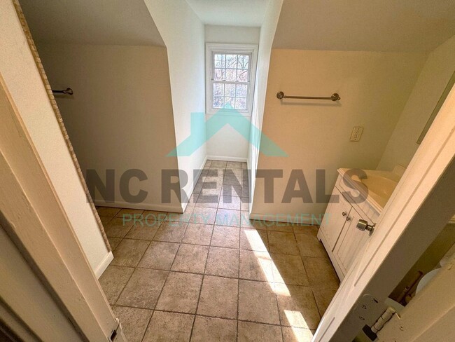 Building Photo - NEWLY RENOVATED! Spacious 6-Bedroom, 2-Bat...