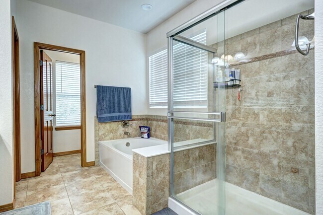 Building Photo - Canterberry Crossing Parker CO 4 bed 3 bat...