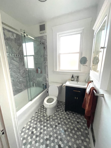 Modern Bathroom - 1305 Francisco St