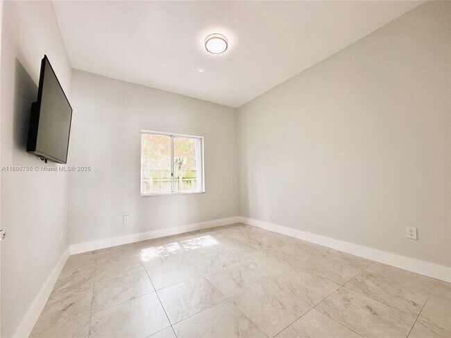 Building Photo - 842 SW 14th Ave
