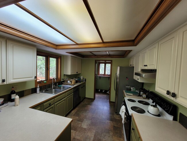 Building Photo - Wonderful Unfurnished 3 Bed 3 Bath Home ou...
