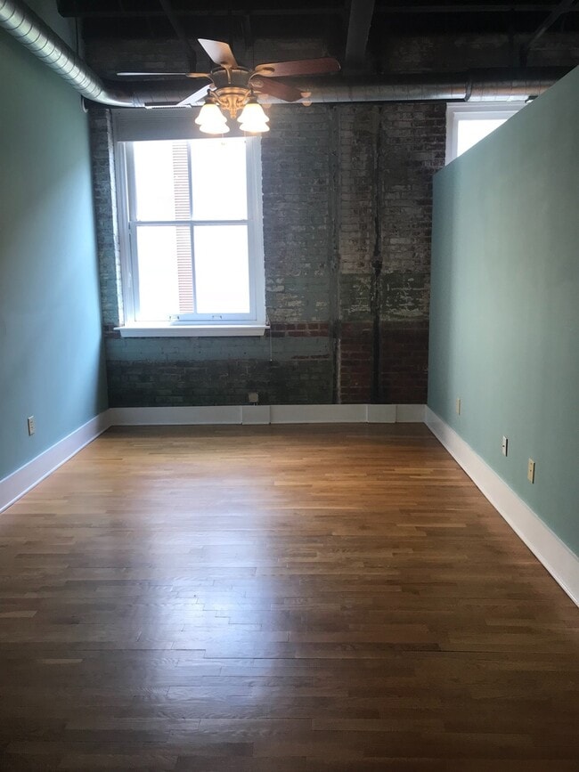 Building Photo - 1 W FIFTH ST UNIT 205