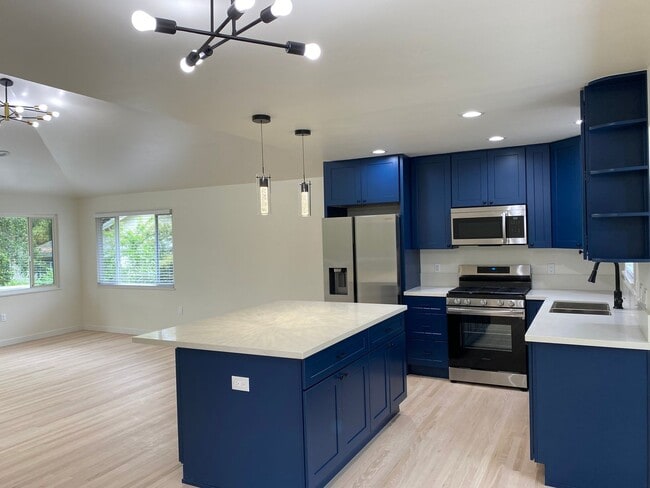 Building Photo - **Beautifully Remodeled 2 Story Home In Co...