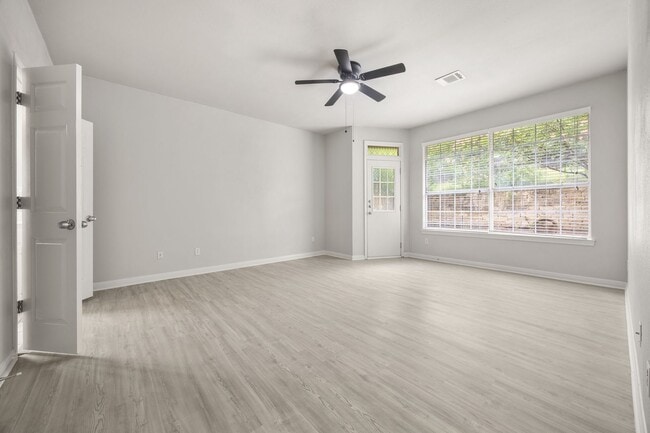 Building Photo - Spacious 3 Bed, 2.5 Bath in Prime Lakeway Location