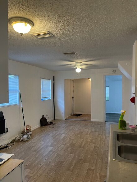 Primary Photo - 8722 N Brooks St