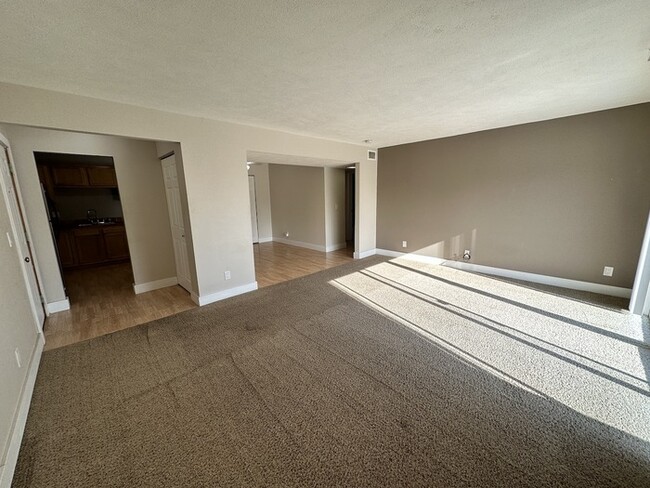 Building Photo - Villas of Cascade 2 Bedroom Condo Upper Unit