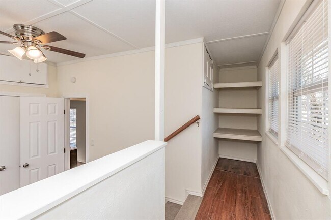 Building Photo - 103 Hackberry Ln