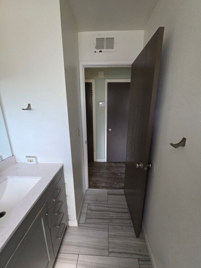 Building Photo - Welcome home to this beautifully updated 2-bedroom, 1-bath upstairs condo in a peaceful Auburn ne...