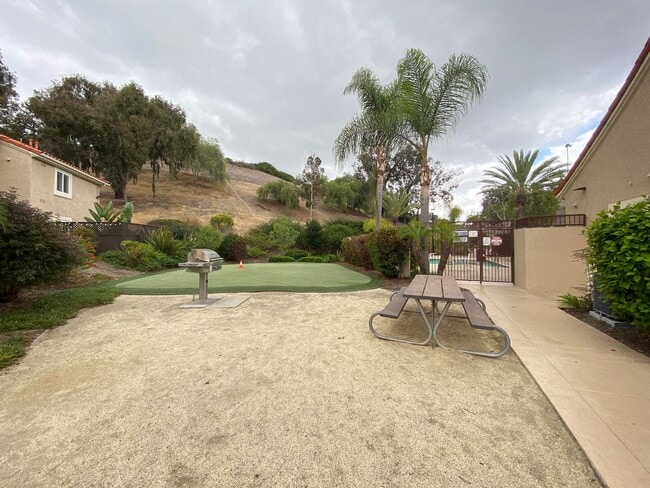 Building Photo - Beautifully Renovated 1-Bedroom Condo in R...