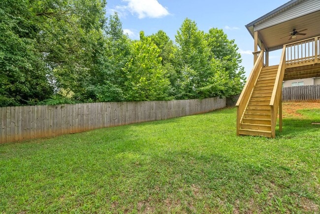 Building Photo - Pet Friendly Four Bedroom with Basement!