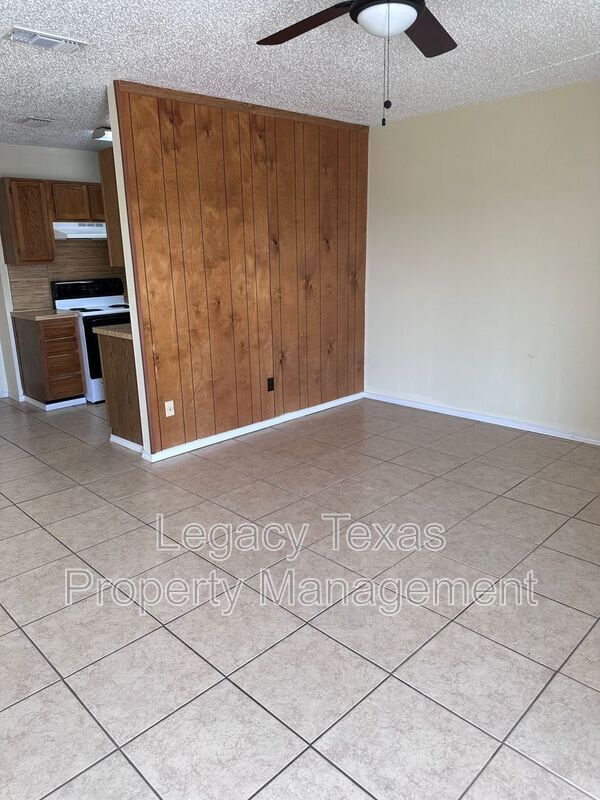 Building Photo - 1412 Courtney Pl