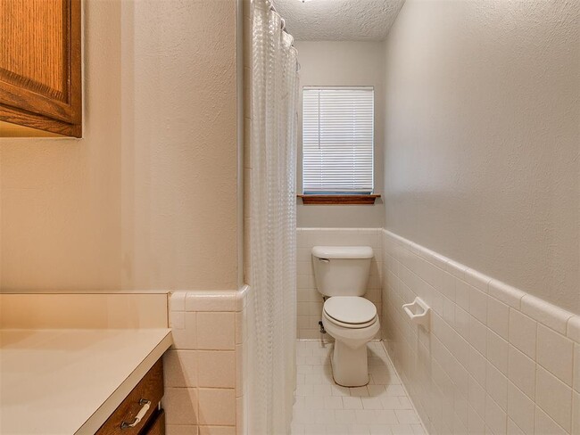 Building Photo - 1204 N Crawford Ave