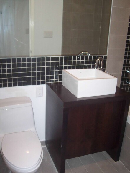 Building Photo - 42 Scholes St