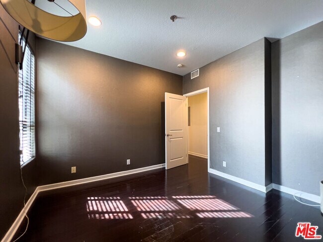 Building Photo - 935 Westbourne Dr