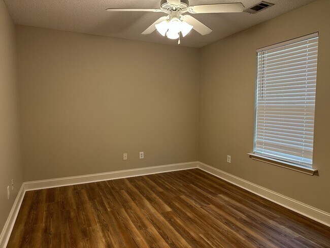 Building Photo - 273 Vining Way