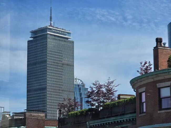 Building Photo - 10 Charlesgate E