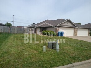 Building Photo - Beautiful Duplex in Forsyth, MO