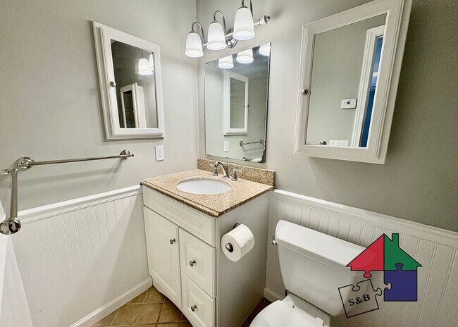 Building Photo - Modern 3 Bedroom 2.5 Bathroom Shelburne Apartment!