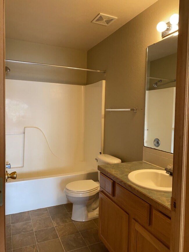 Building Photo - 3 Bed, 2 Bath Duplex in West Fort Collins close to Foothills