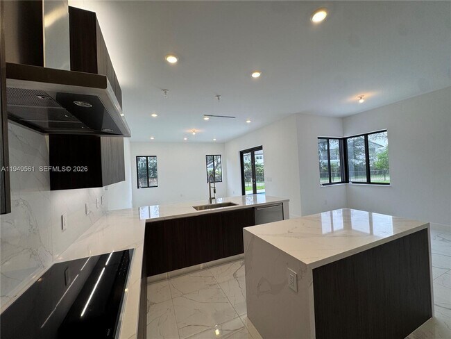 Building Photo - 19749 NE 16th Pl